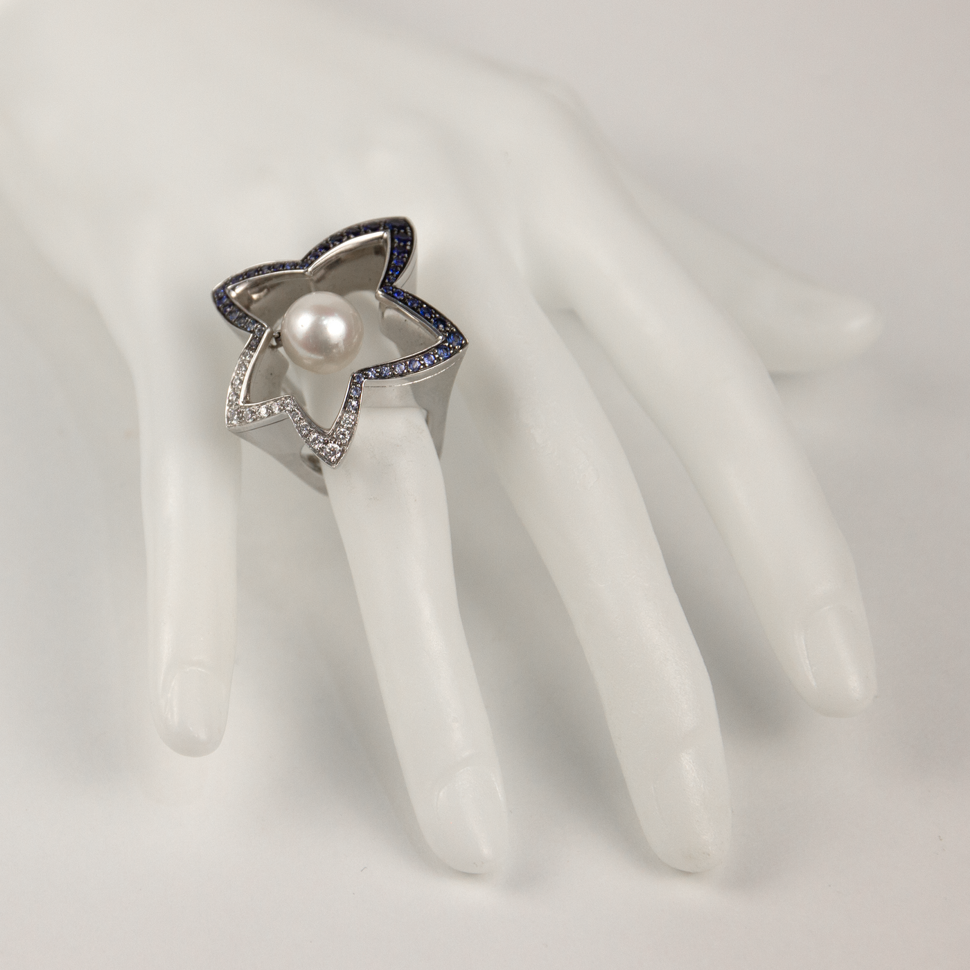 IO SI 18K White Gold 0.24 Diamond & Sapphire Ring